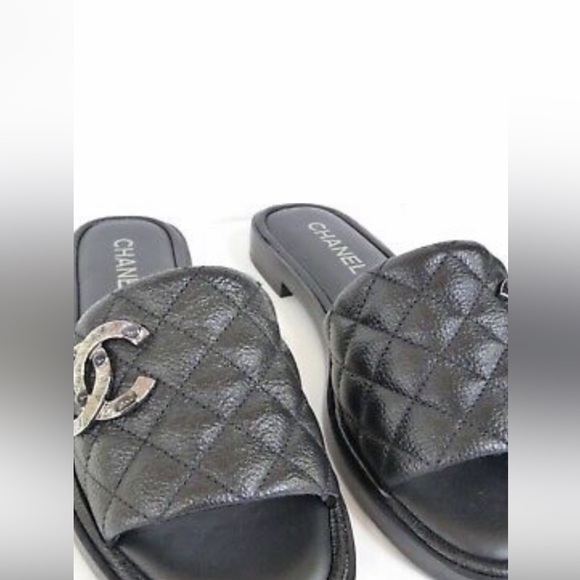 Chanel 2022 black quilted slides - Picture 2 of 9